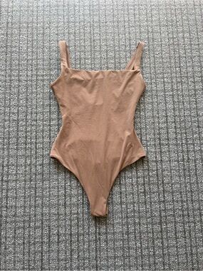 SKIMS Square Neck Fits Everybody Bodysuit - Sienna XS